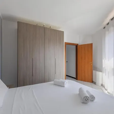 Lumina - Sunny Flat With Balcony *